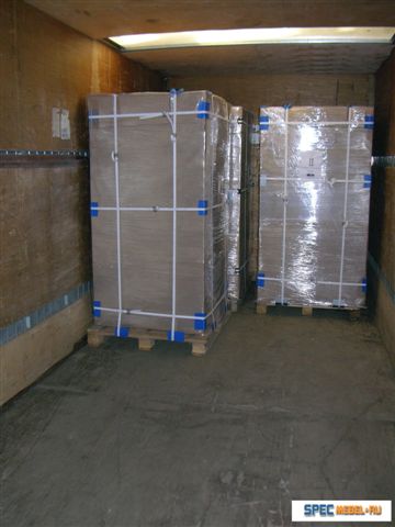 Отгрузка шкафов, упакованных на паллеты в грузовик