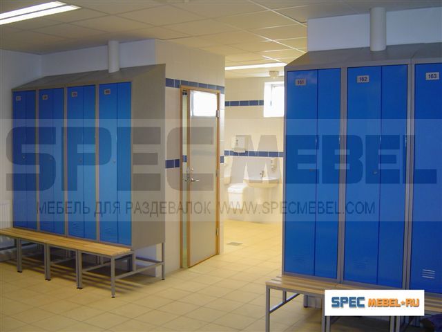 Шкафы НОРМА 511L с вентиляцией  в раздевалке завода по выпуску пищевой  упаковки
