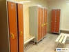 шкафы для раздевалки оранжевого цвета 321N Также на фото:скамейки Норма L100LS с полкой для обуви,  желтый браслет для ключа тип 5, нумерация -защита двери NN4